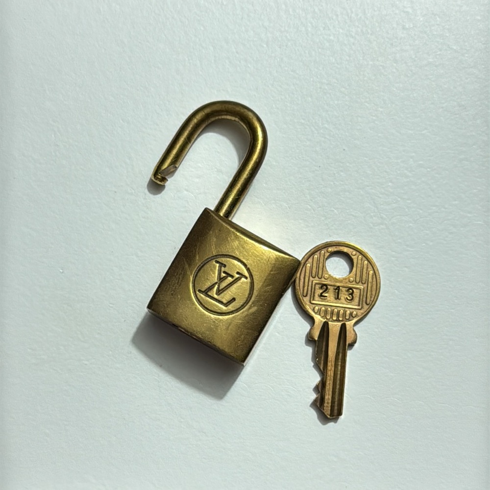 Louis Vuitton #213 Lock and Key - Picture 4 of 5